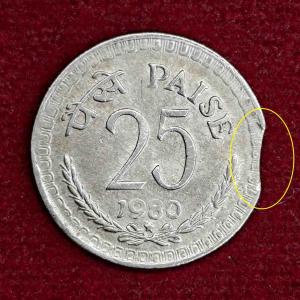 25 Paise 1980 Hyderabad Mint Minor Curved Clip Error Coin