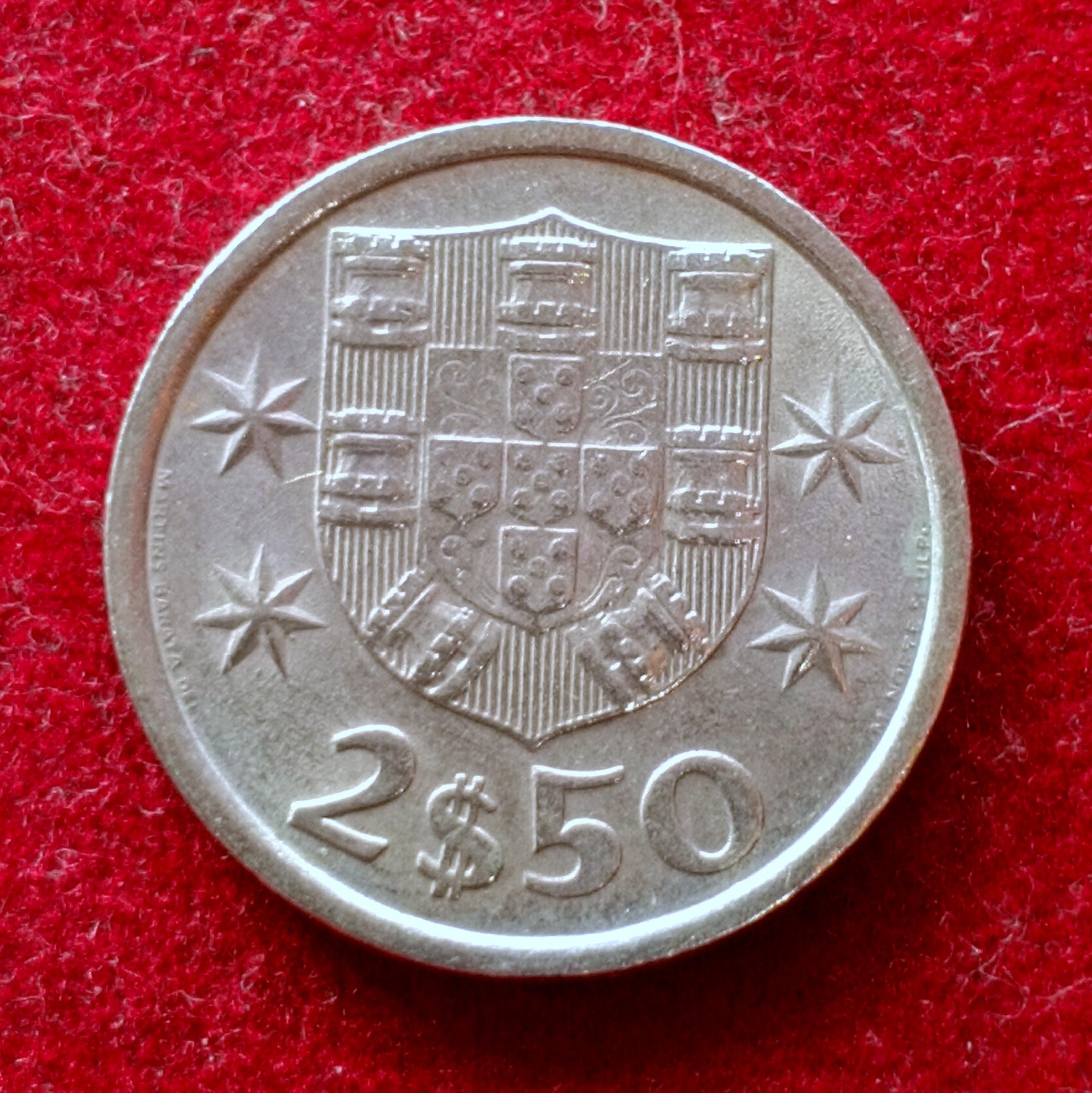 Portugal 2.50 Escudos 1982 Coin
