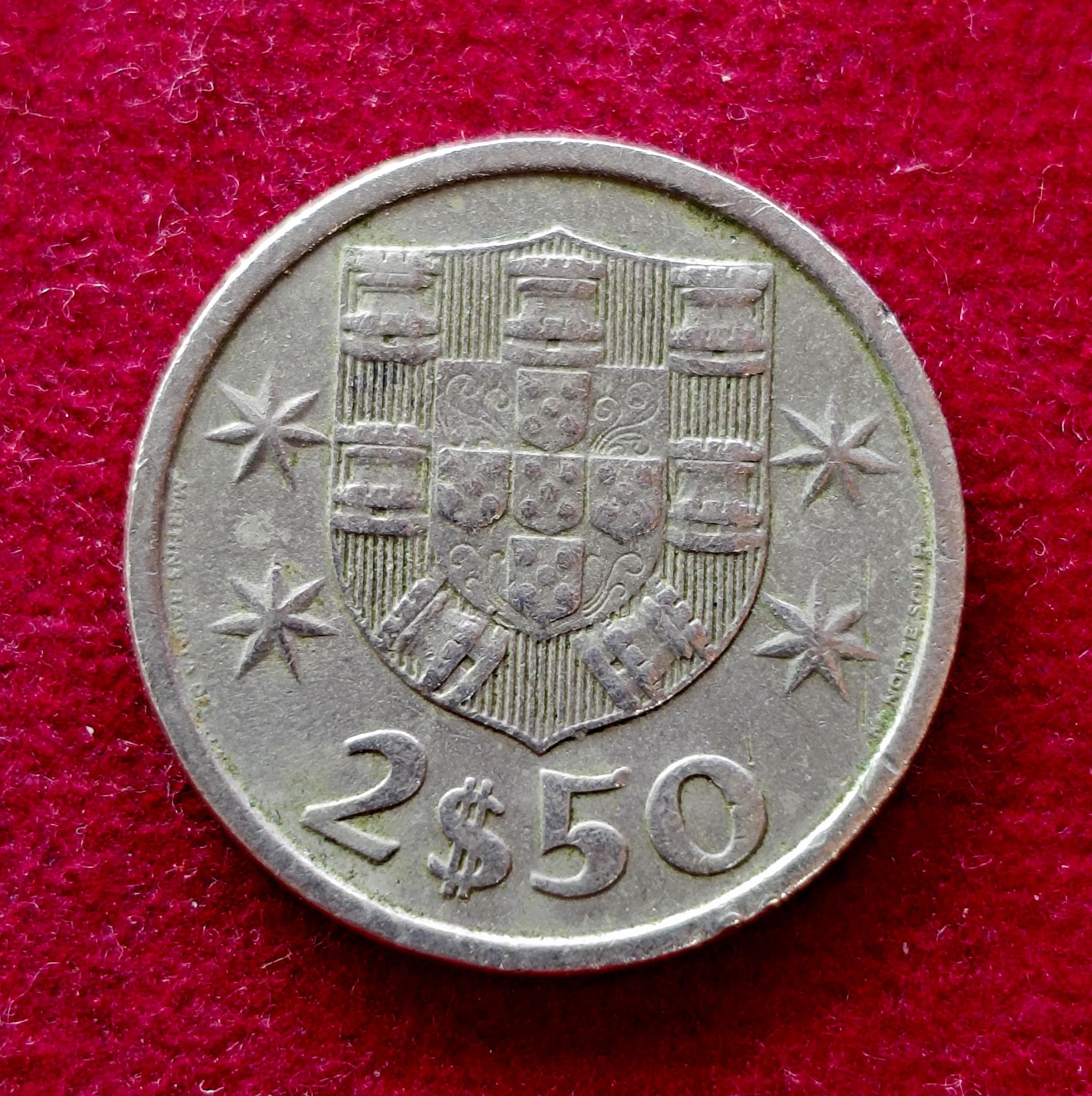 Portugal 2.50 Escudos 1982 Coin