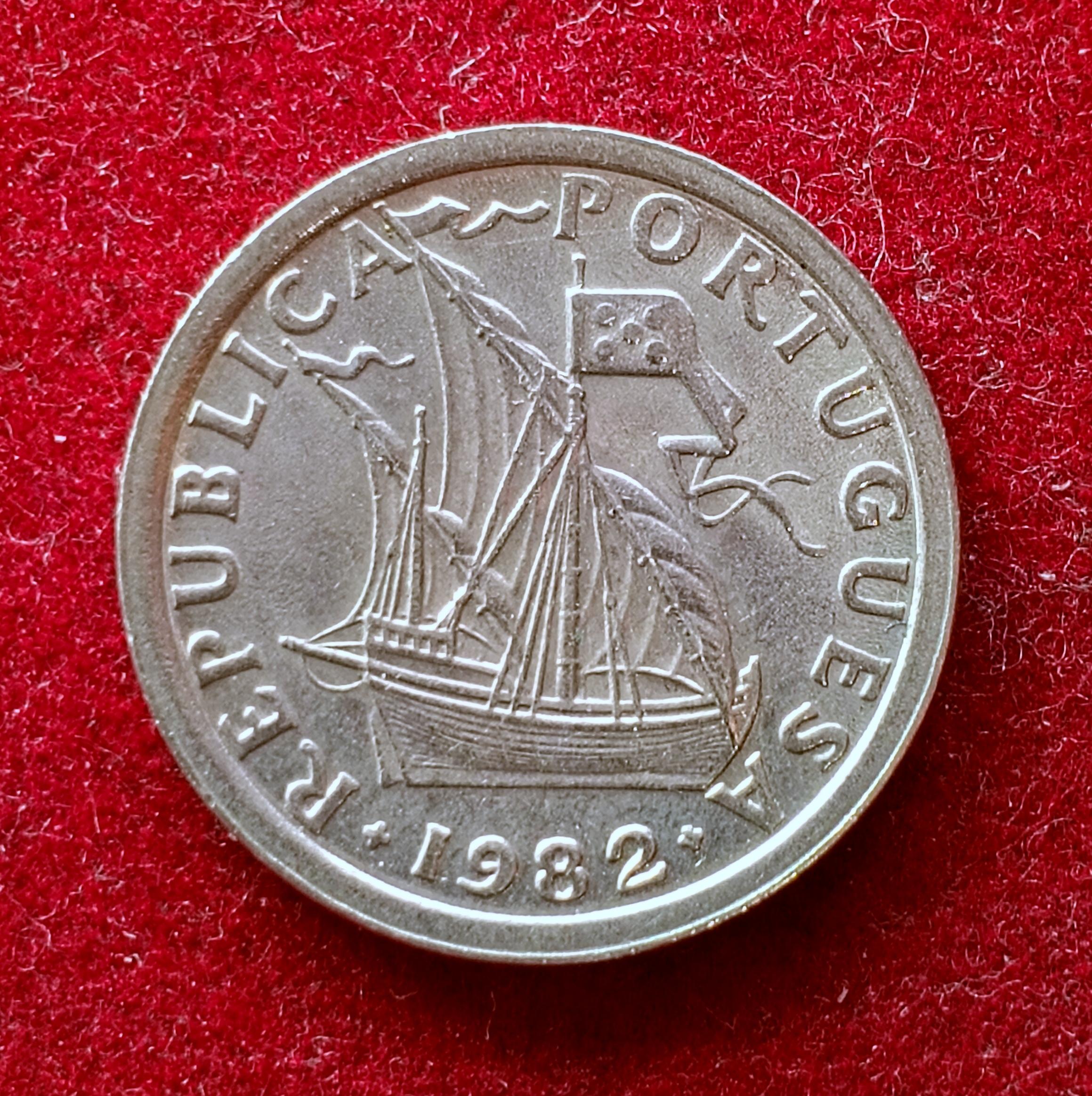 Portugal 2.50 Escudos 1982 Coin