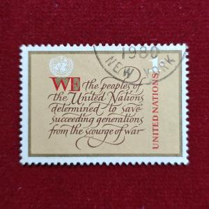 Stamp :- United Nations 1¢ “Preamble of the UN Charter” Definitive Stamp – WE the Peoples, Beige & Red (1951 Issue)