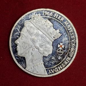 Queen Elizabeth II 1966–2012 Platinum Jubilee Commemorative Medallion – UK Royal Collectible Coin “The Queen’s Jubilee” (50mm)