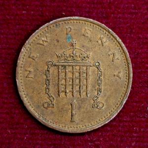 United Kingdom (UK) 1 New Penny Elizabeth II 1975 Coin