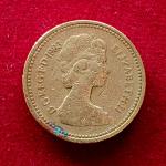 United Kingdom (UK) 1 Pound – Elizabeth II 1983 Royal Arms Coin