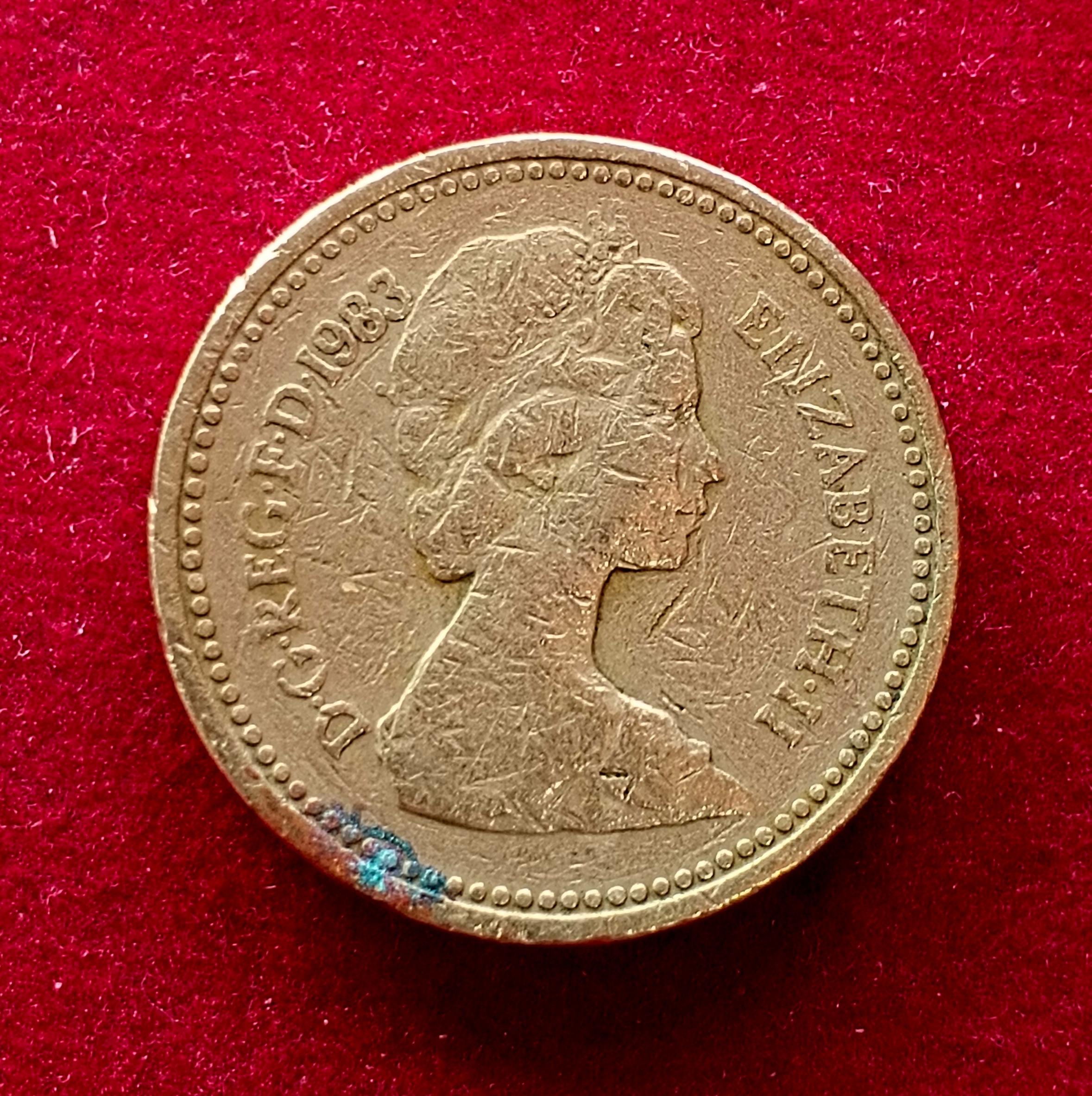 United Kingdom (UK) 1 Pound – Elizabeth II 1983 Royal Arms Coin