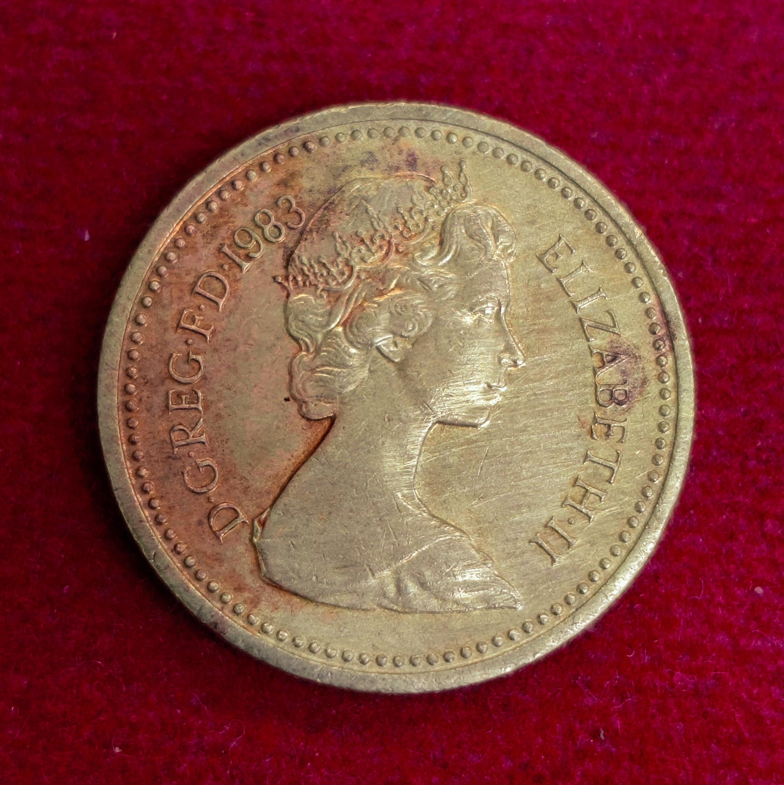 United Kingdom (UK) 1 Pound – Elizabeth II 1983 Royal Arms Coin